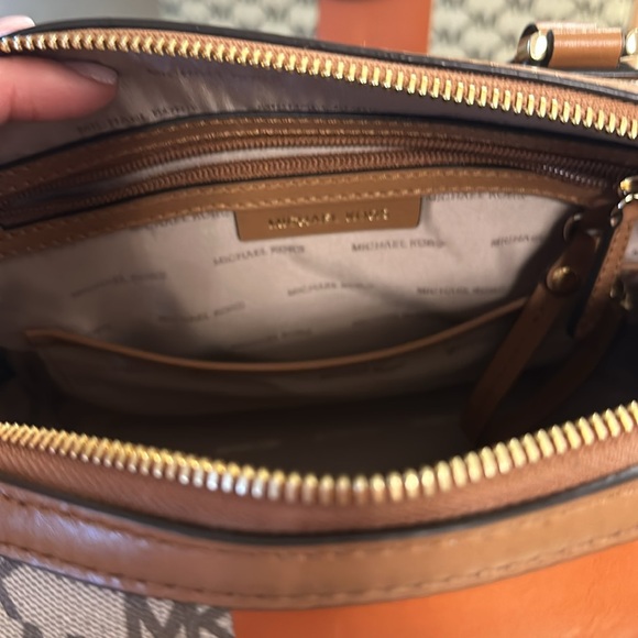 Michael Kors burnt orange and monogram handbag with shoulder strap! - Picture 5 of 9